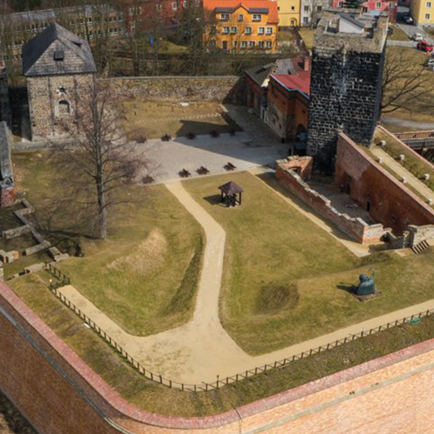 visit cheb 
            nádvoří